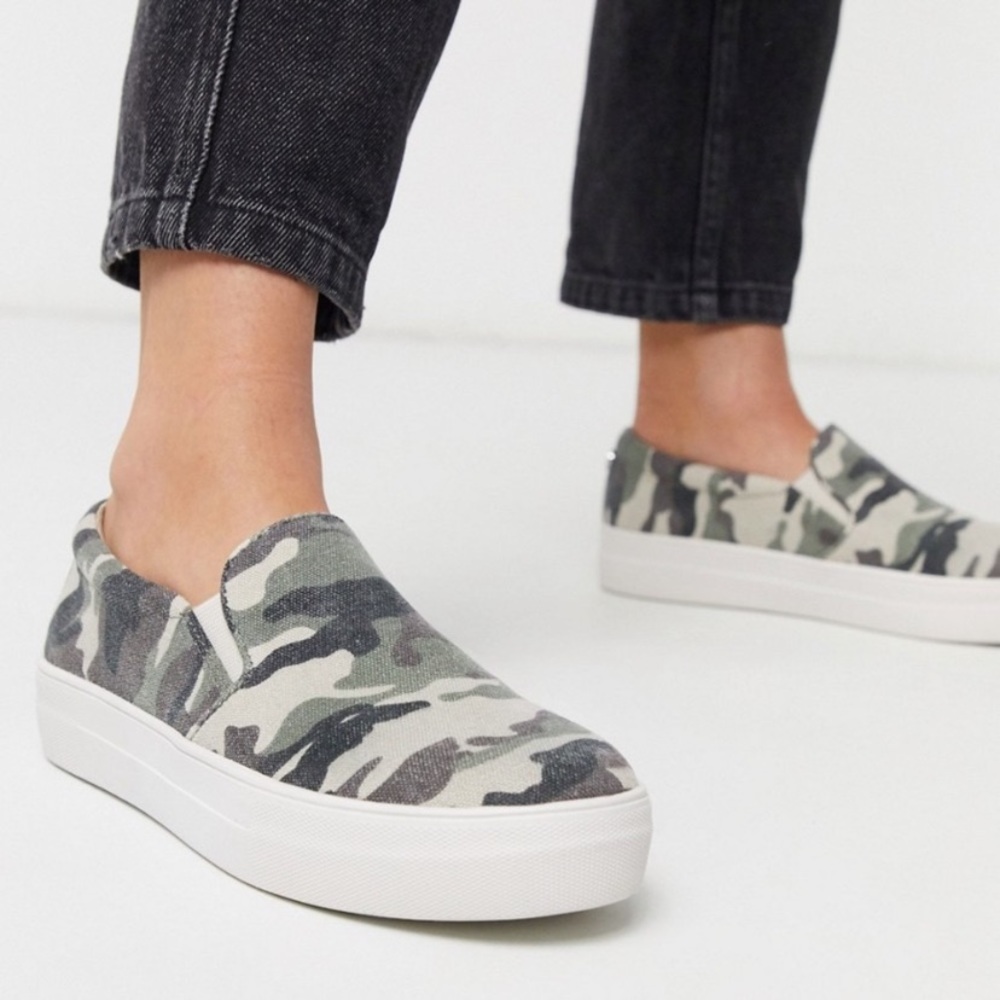 🌷Steve Madden Camo Slip On Sneakers Size 7.5